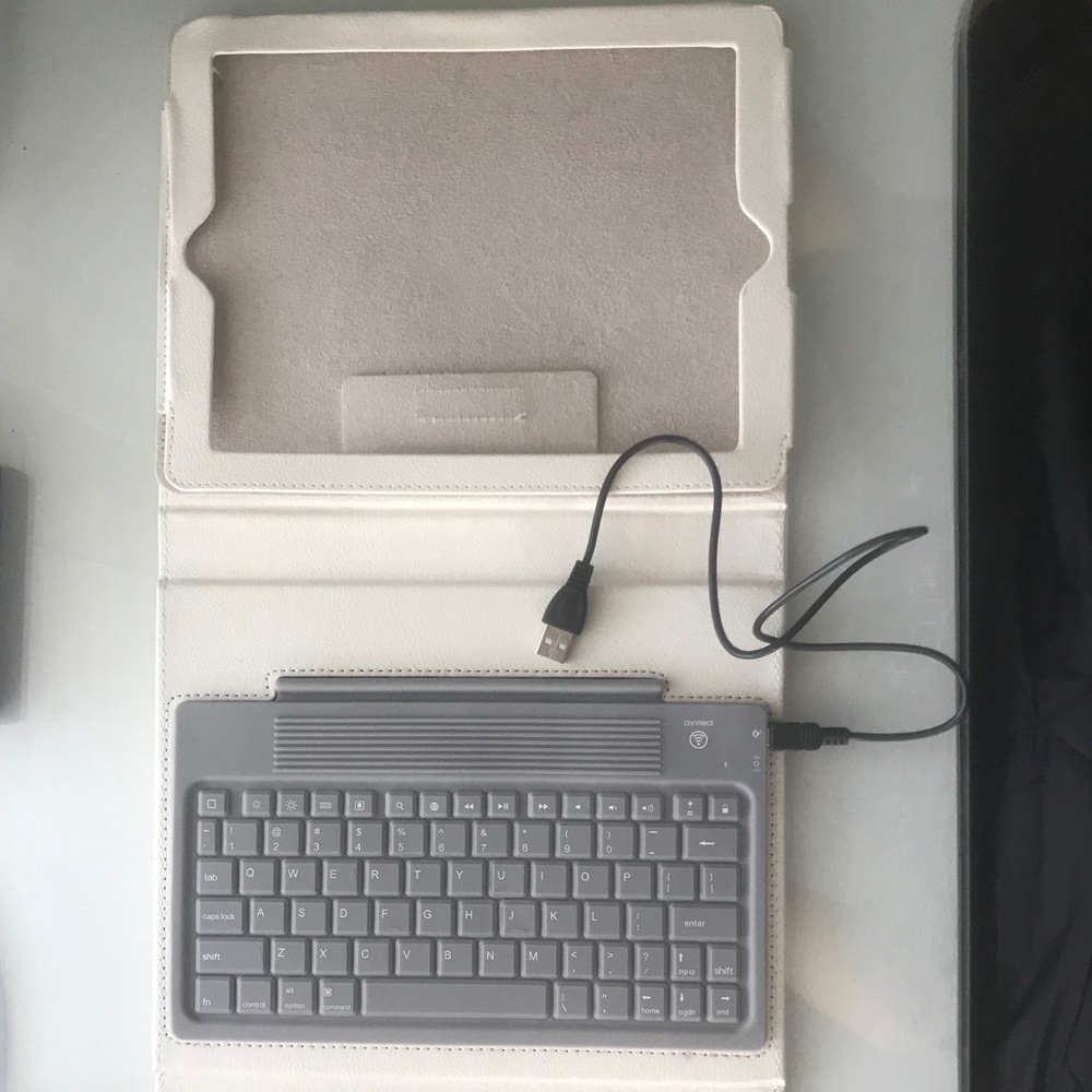 Ipad 2 Bluetooth Keyboard Case - image 1
